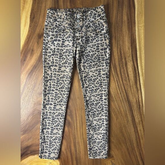 Almost Famous Women's Leopard Mid-Rise Skinny Jeans sz 9 - Picture 5 of 16